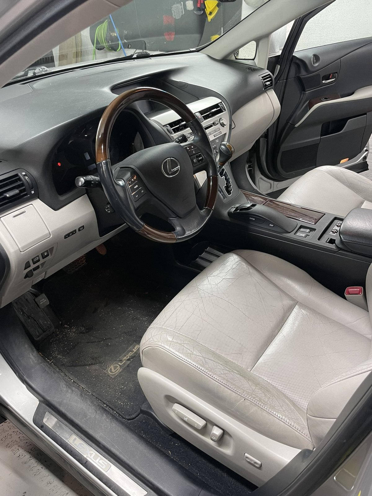 Lexus RX sisätila ennen puhdistusta