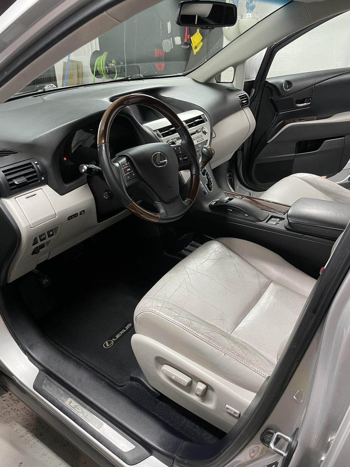 Lexus RX sisätila puhdistuksen jälkeen