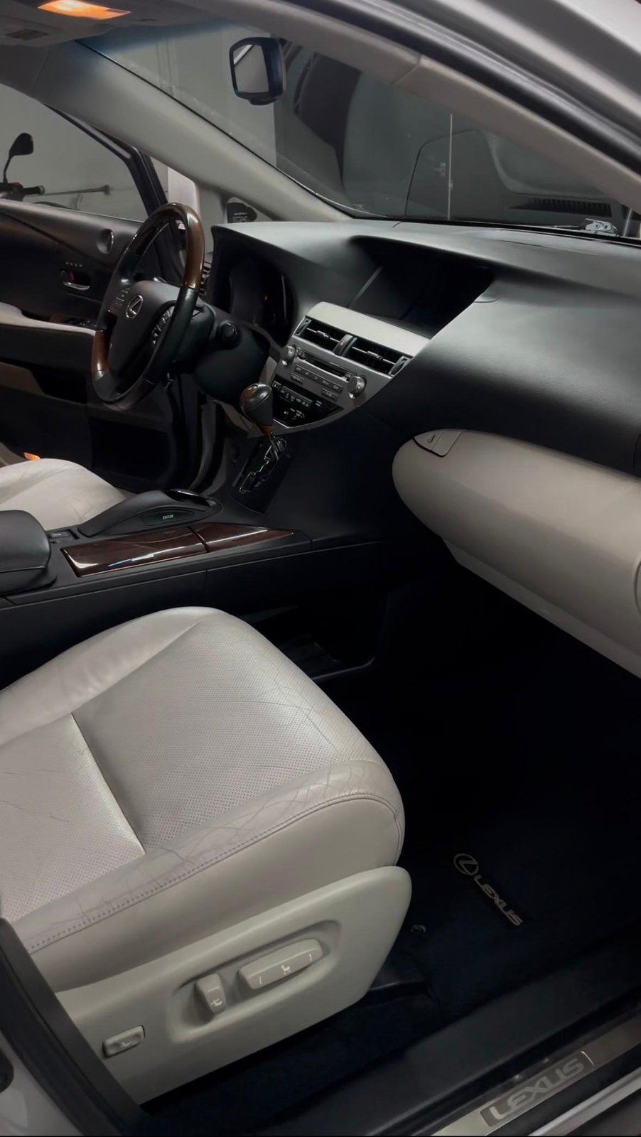 Lexus sisäpuhdistuksen jälkeen