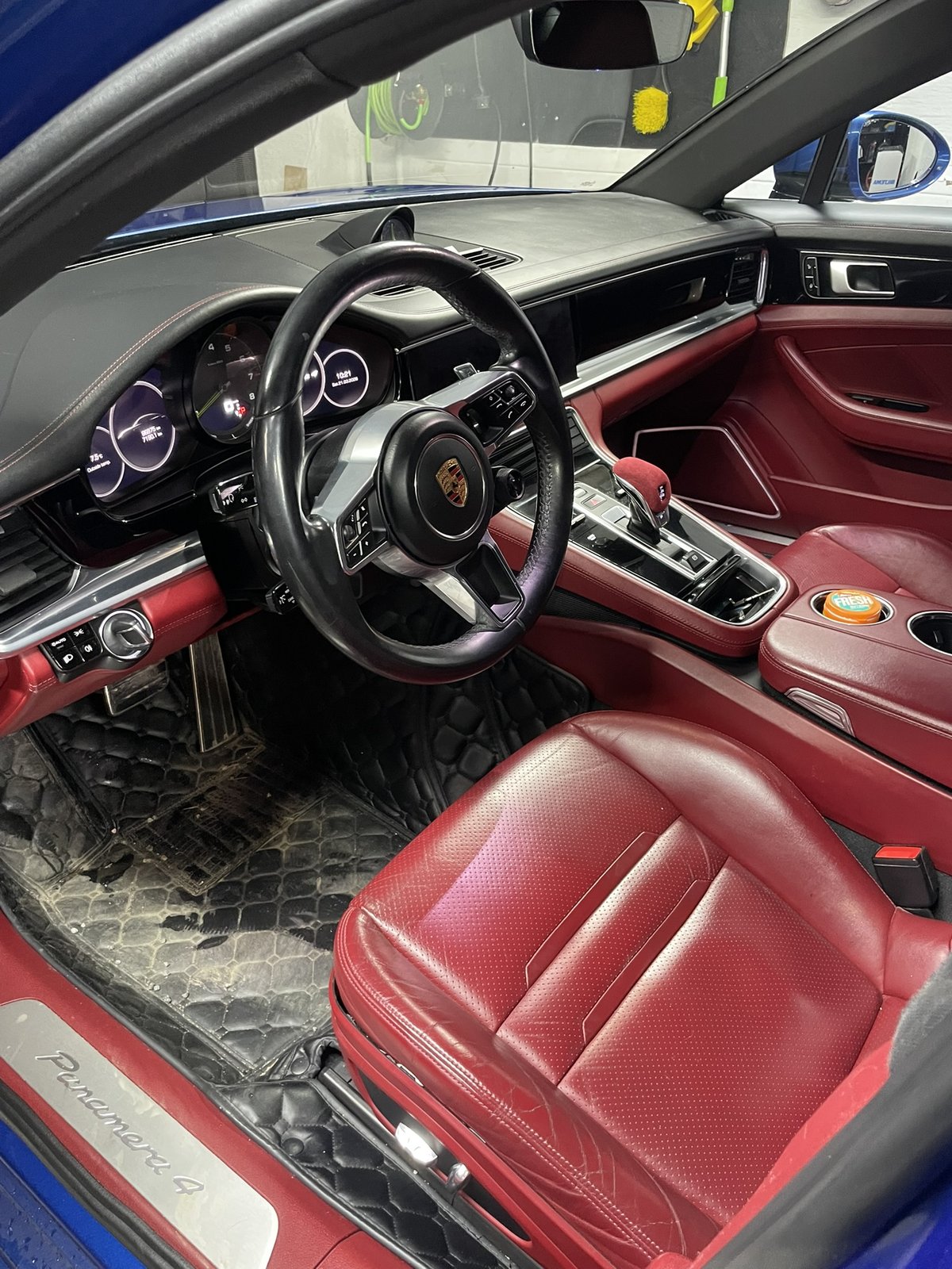 Porsche Panamera sisätila ennen puhdistusta