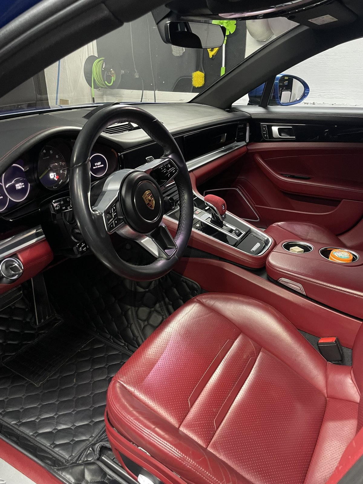 Porsche Panamera sisätila puhdistuksen jälkeen
