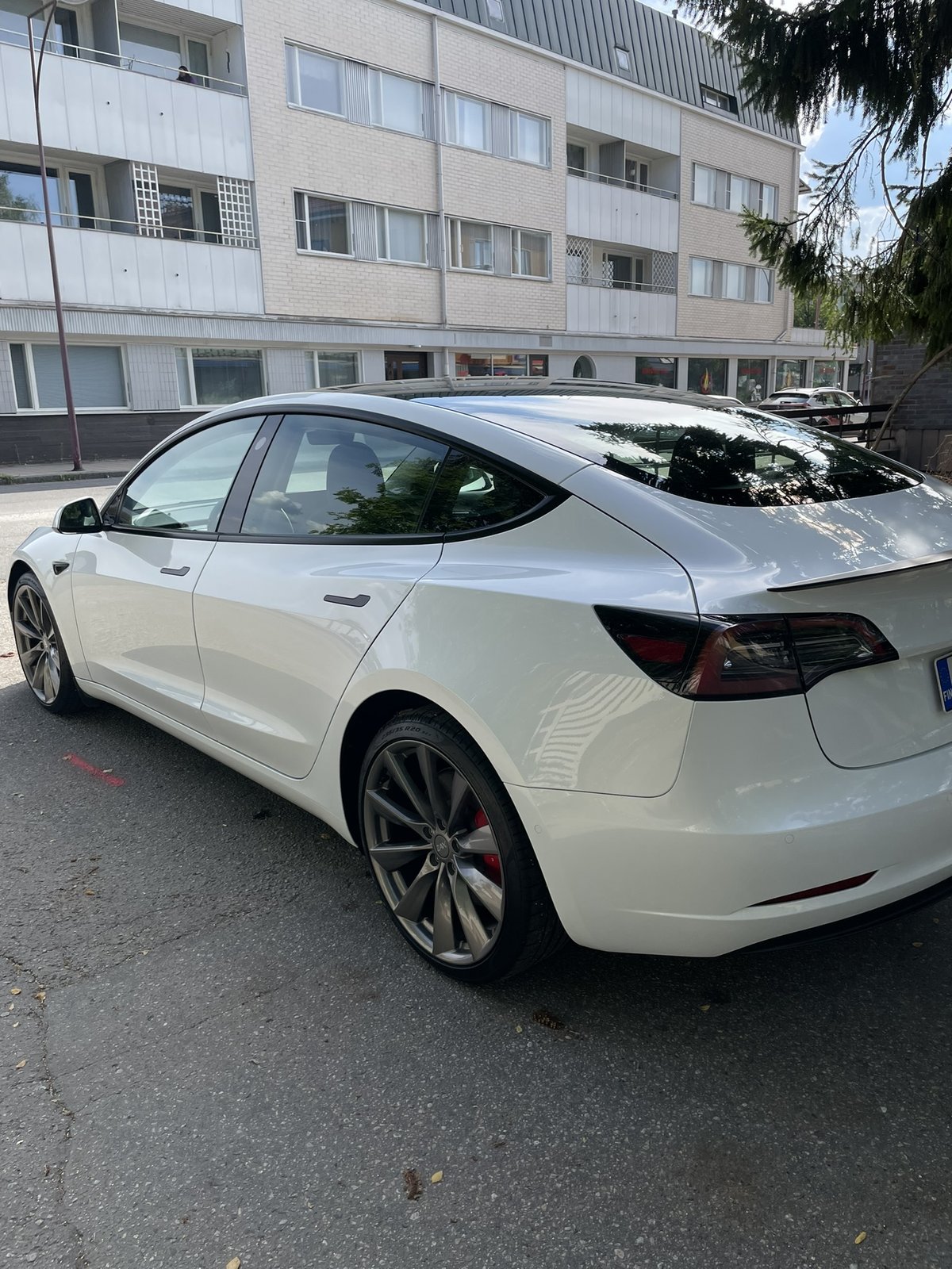 Tesla Model 3 pinnoitteen jälkeen