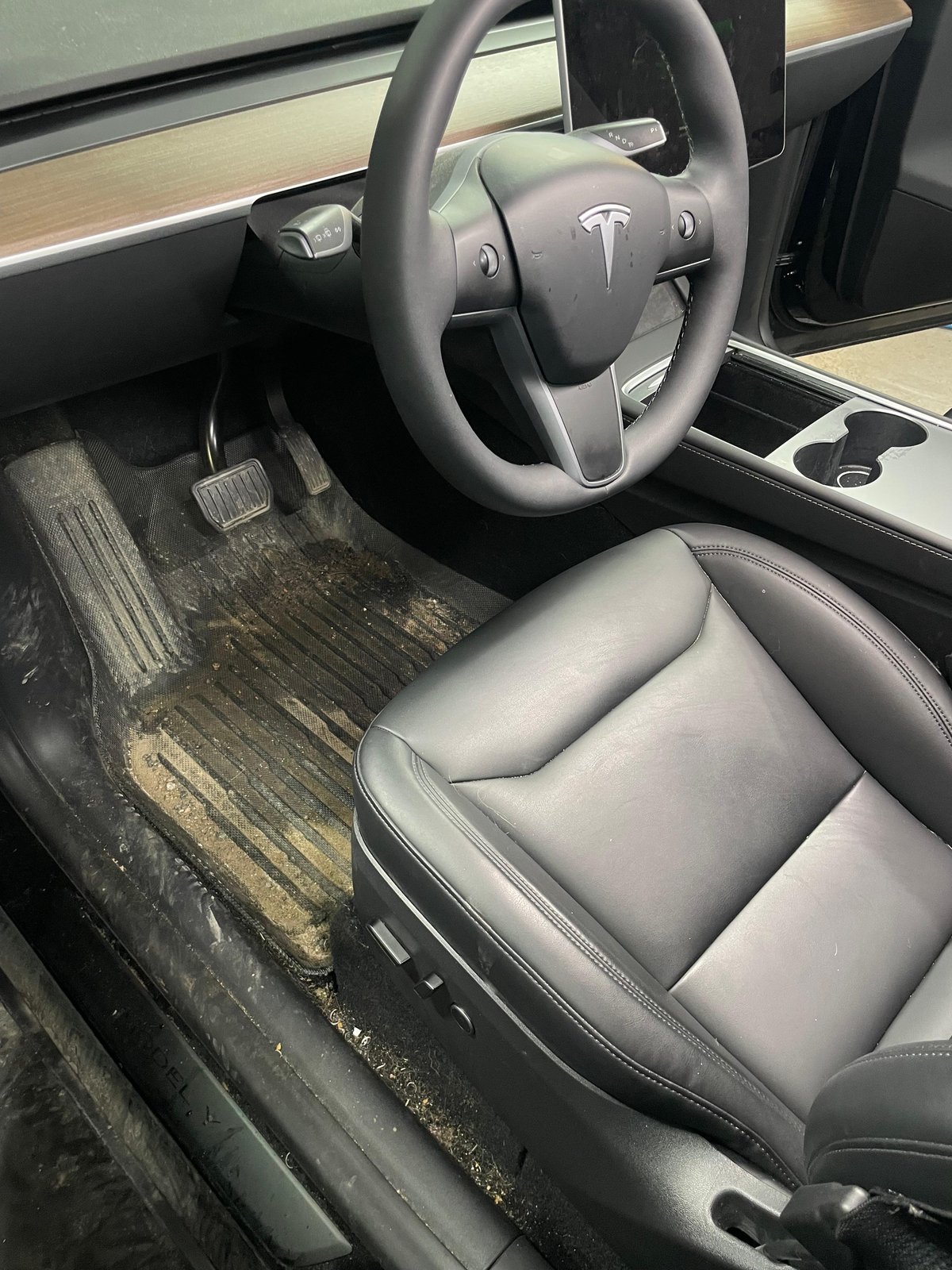 Tesla Model Y sisätila ennen puhdistusta