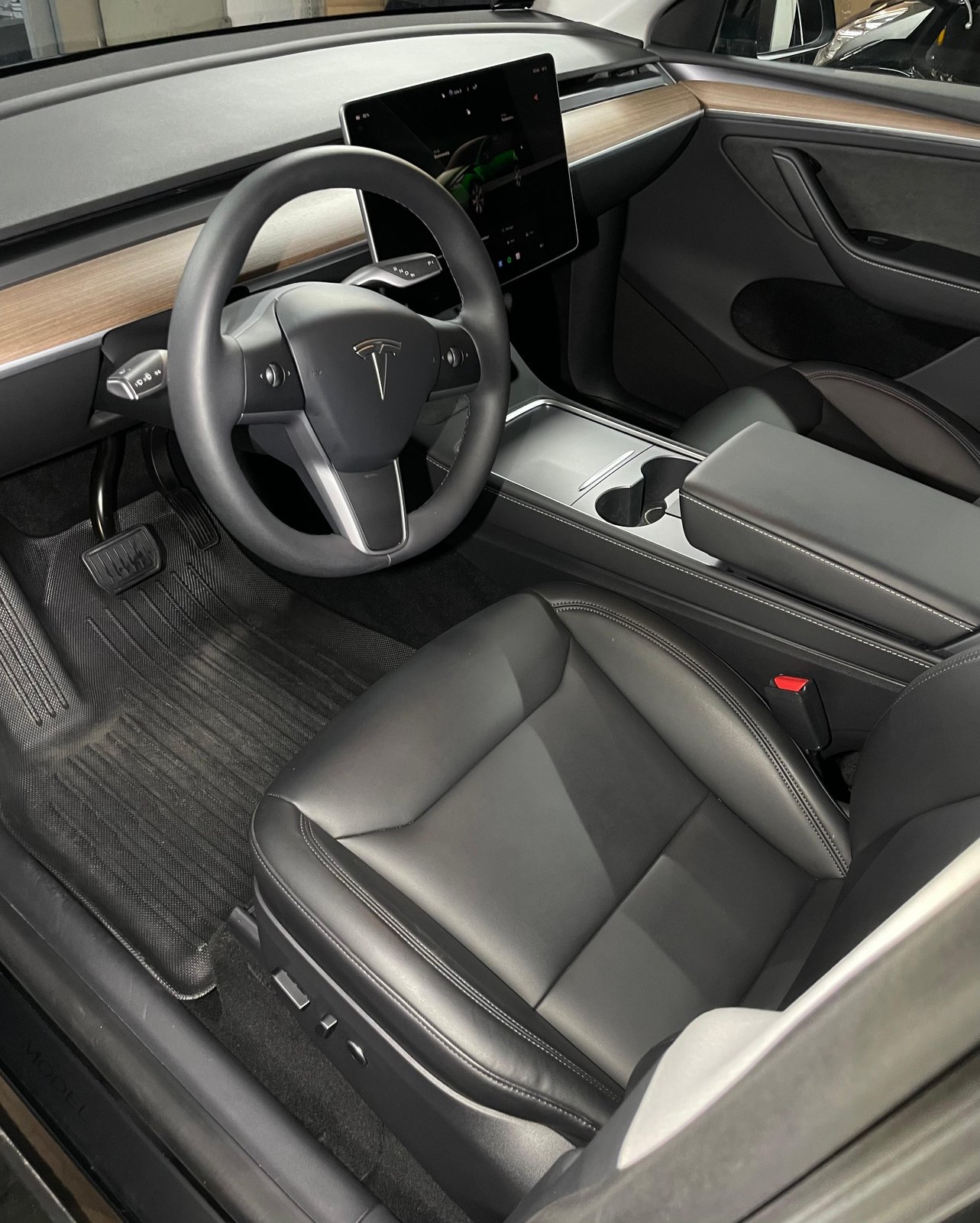 Tesla Model Y sisätila puhdistuksen jälkeen