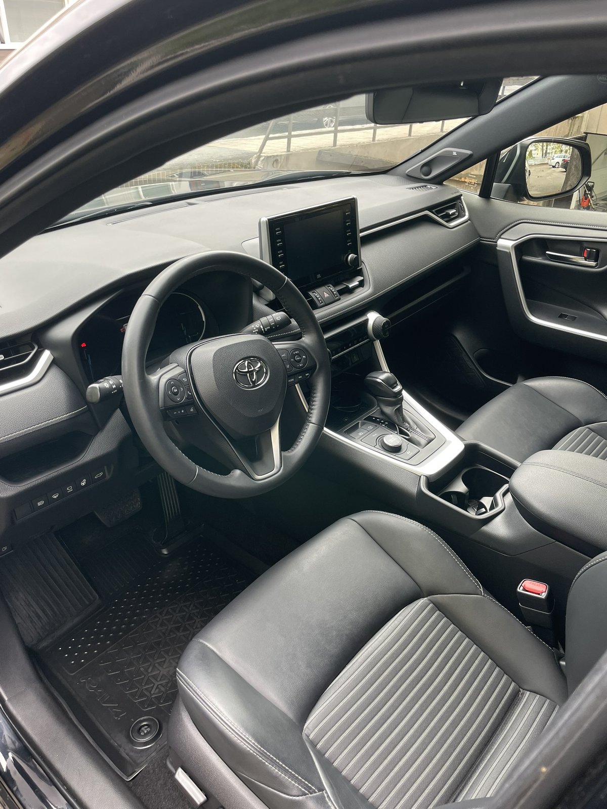 Toyota RAV4 sisätila puhdistuksen jälkeen